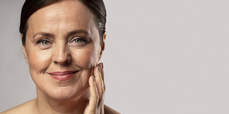 Femme avec une peau mature. Soins institut de beauté MD Esthétique.