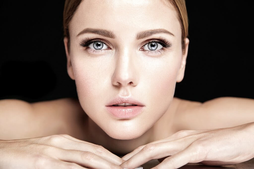 Regard de femme mis en valeur par les soins de MD Esthétique à Pont l'Evêque.