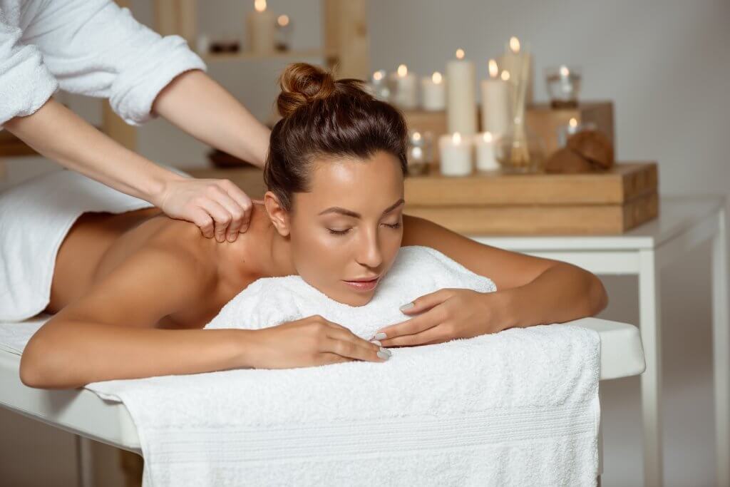 Massage de l'arrière du corps chez MD Esthétique à Pont l'Evêque.