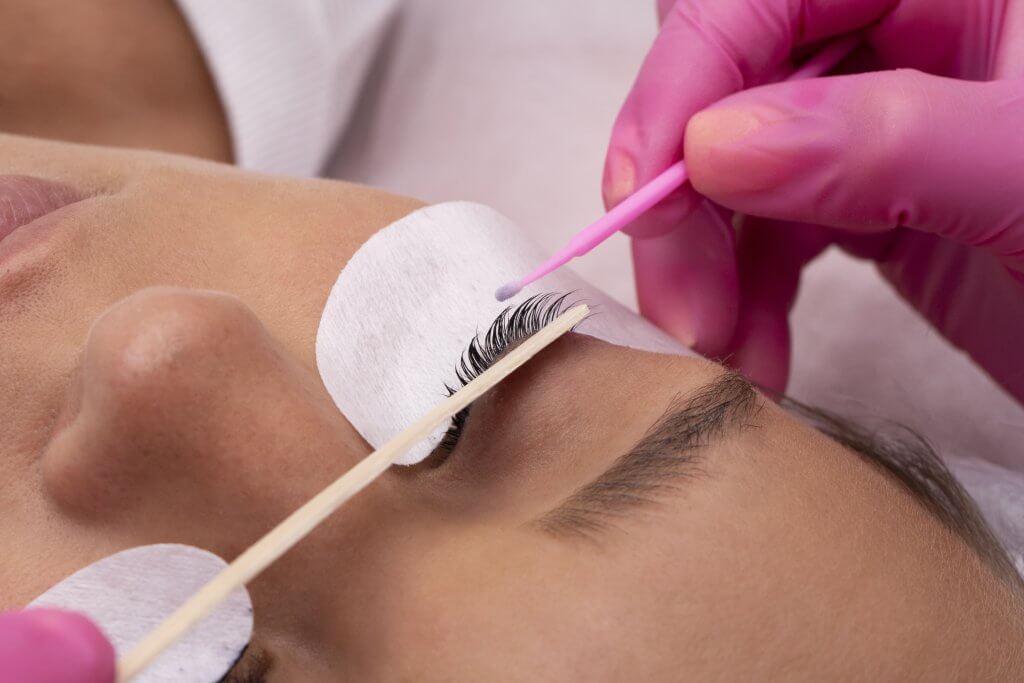 Teinture des cils chez MD Esthétique à Pont l'Evêque.