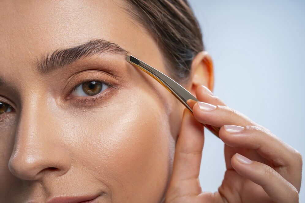Epilation des sourcils à l'institut de beauté MD Esthétique à Pont l'Evêque.